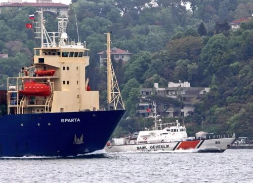 Έμφορτο μέχρι το τελευταίο σημάδι της μπάλας πέρασε σήμερα το SPARTA με στρατιωτικά καλούδια προς παράδοση